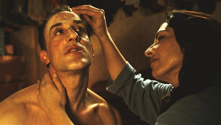 Aniello Arena and Loredana Simioli in Matteo Garrone’s “Reality.” | OSCILLOSCOPE LABORATORIES