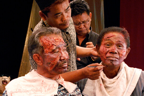 Anwar Congo (r.) being made up for a film in which he plays a victim of the torture and his allies unleashed on opponents in Indonesia. ANONYMOUS/ | COURTESY: DRAFTHOUSE FILMS 