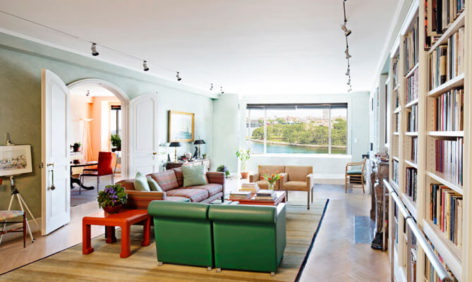 The living room at 10 Gracie Square. | ENGEL & VÃ–KLERS