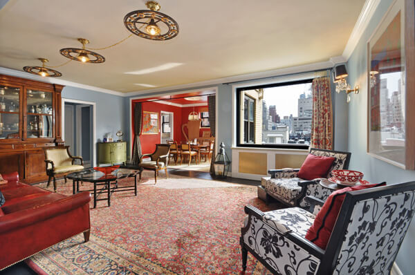 The living room at 875 Fifth Avenue.  | S. MOSS/ CORCORAN GROUP 